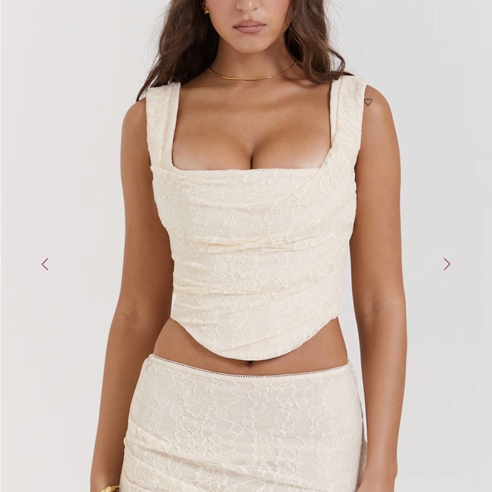 NWT House of CB Una Floral
Cowl Neck Lace-Up Corset Top
Small Vintage Cream Crop